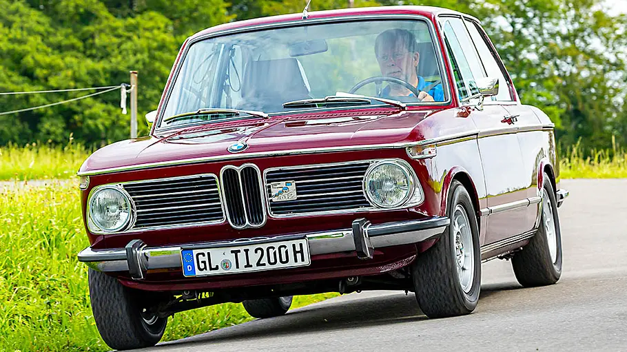 BMW 2002 tii Frontansicht fahrend.