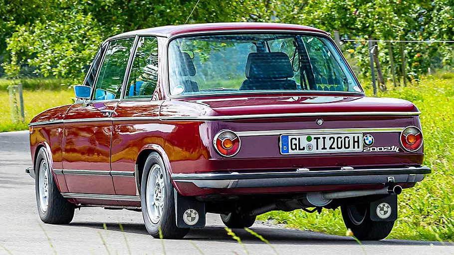 BMW 2002 tii Heckansicht fahrend.