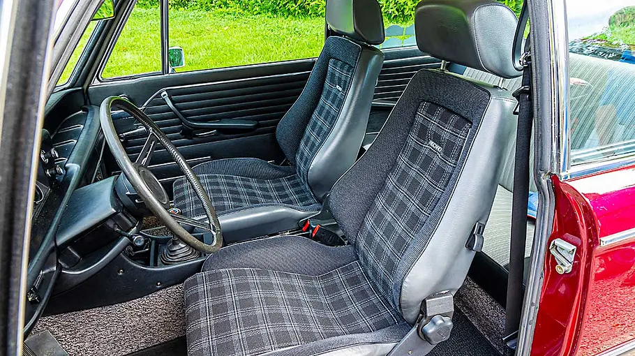 BMW 2002 tii Sitze.