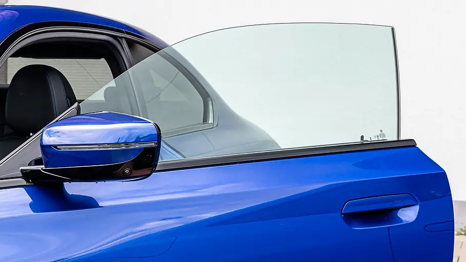 BMW 2er Coupé gegen Honda Prelude im Vergleichstest Die geöffnete Tür des BMW 2er Coupé hat eine rahmenlose Fensterscheibe. Außenspiegel und Türgriff sind sichtbar.