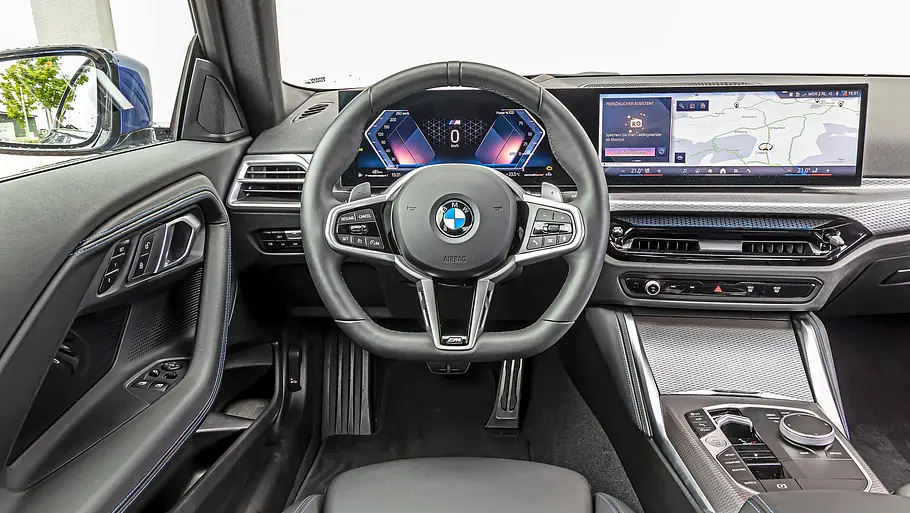 BMW 2er Coupé gegen Honda Prelude im Vergleichstest Das BMW-Cockpit zeigt ein Lederlenkrad, digitale Instrumente, einen breiten Navigationsbildschirm und die Mittelkonsole.