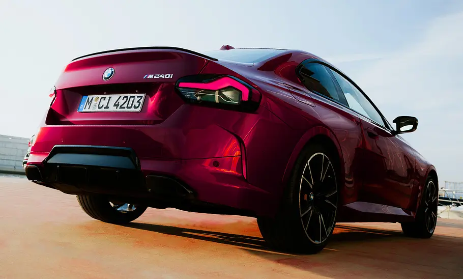 Das BMW M240i xDrive Facelift (2024), statisch von hinten rechts fotografiert.