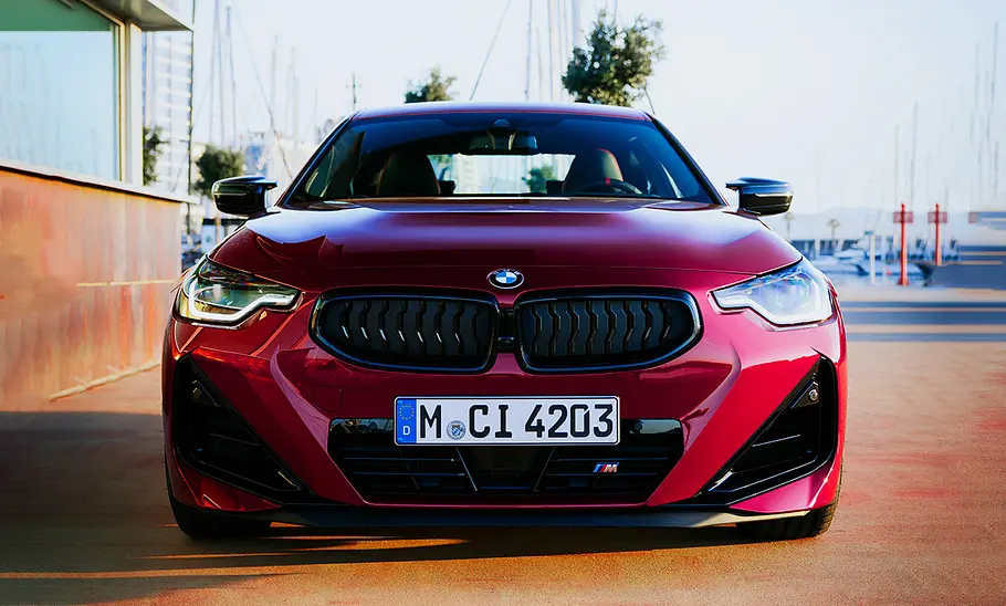 Das BMW M240i xDrive Facelift (2024), statisch von vorne fotografiert.