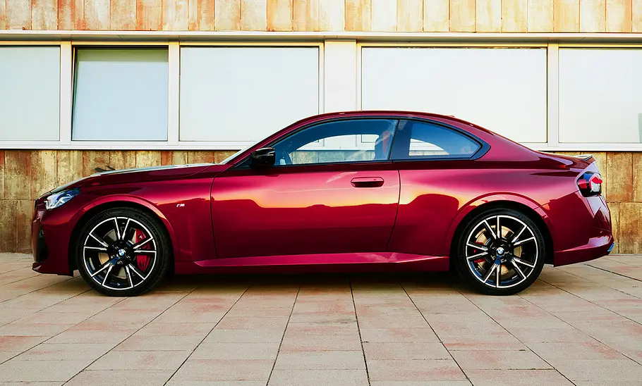 Das BMW M240i xDrive Facelift (2024), statisch von links fotografiert.