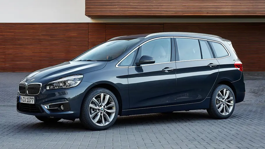 Der BMW 2er Gran Tourer steht auf einem Parkplatz, von vorne links fotografiert.