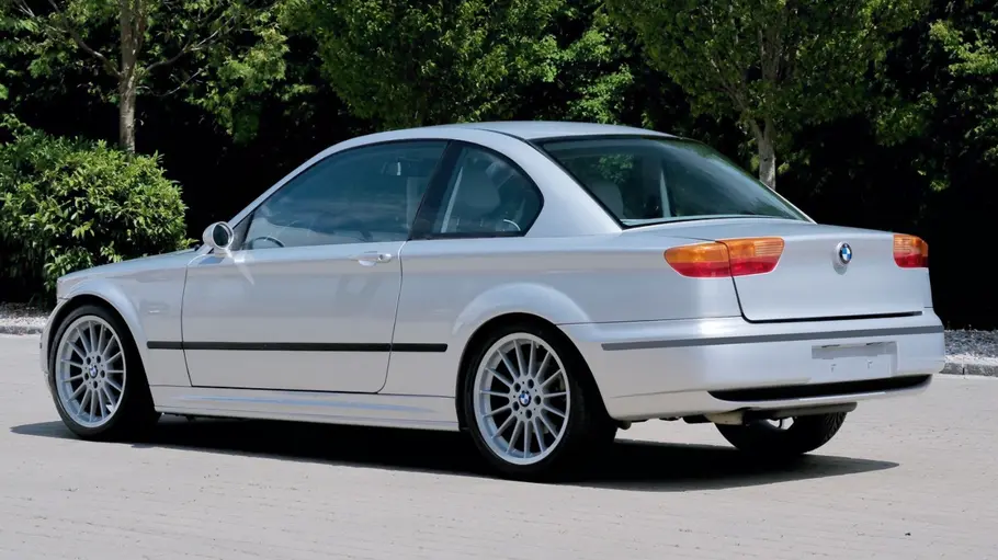 Der BMW 2K2 stehend von schräg hinten.