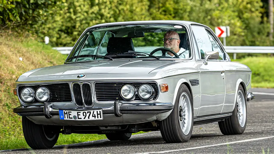 Der BMW 3.0 CS fahrend von vorne.