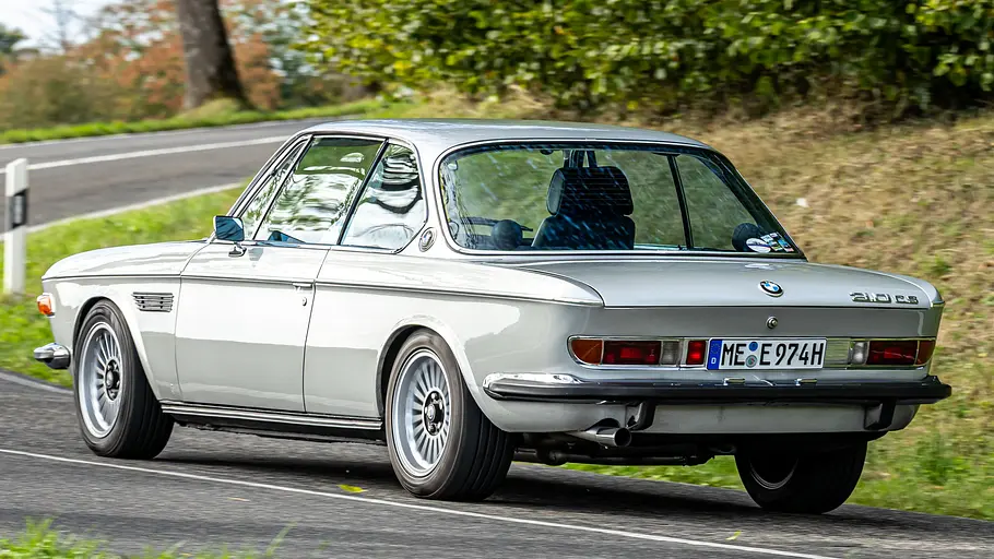 Der BMW 3.0 CS fahrend von hinten.