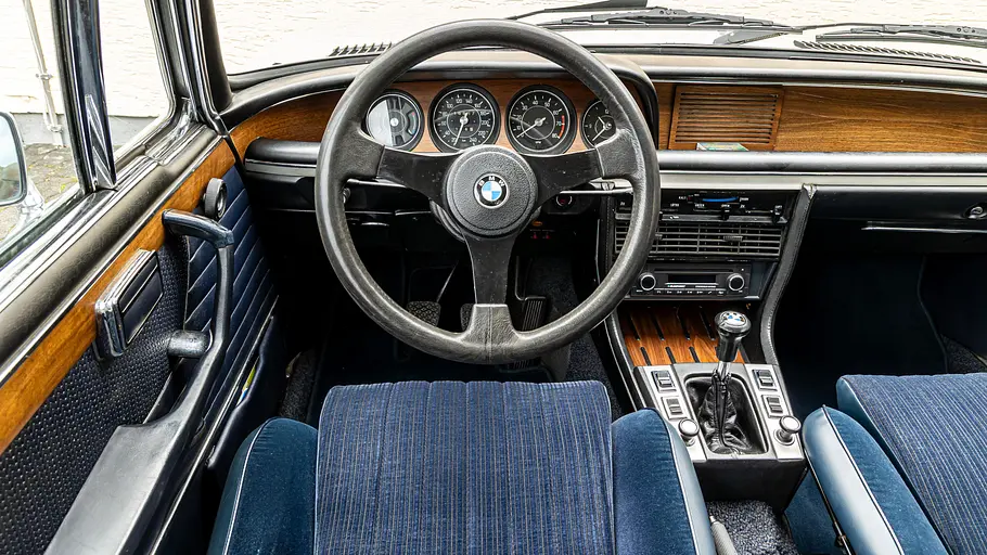 Das Cockpit des BMW 3.0 CS.
