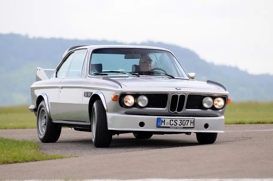 BMW 3.0 CSL fahrend von schräg vorne fotografiert. 