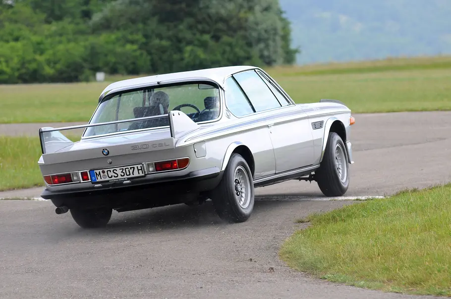 BMW 3.0 CSL fahrend von schräg hinten fotografiert. 