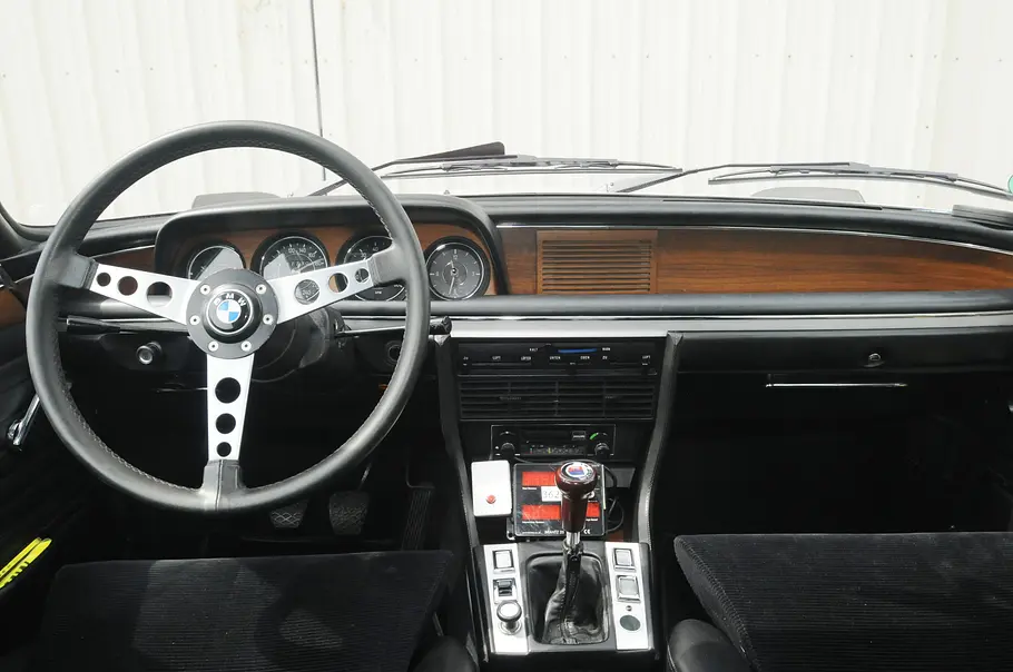 Das Cockpit des BMW 3.0 CSL. 