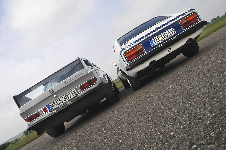 BMW 3.0 CSL/Ford Capri RS 2600 statisch von schräg hinten fotografiert. 