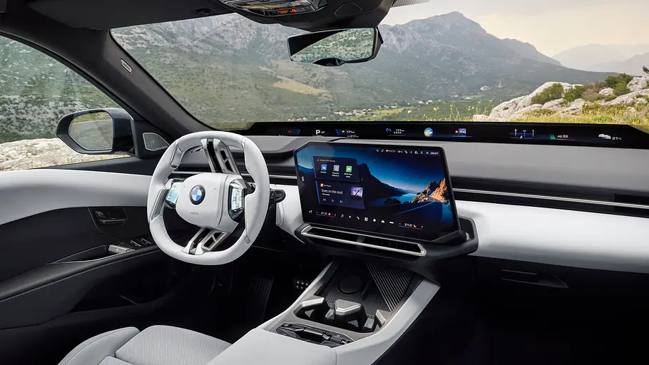 BMW 320 Der Innenraum des BMW 320 mit weißen Sitzen.