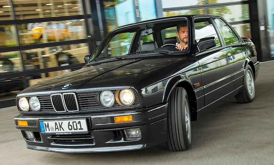 Der BMW 320is fahrend von schräg vorne fotografiert.
