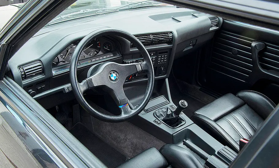 Das Cockpit des BMW 320is.