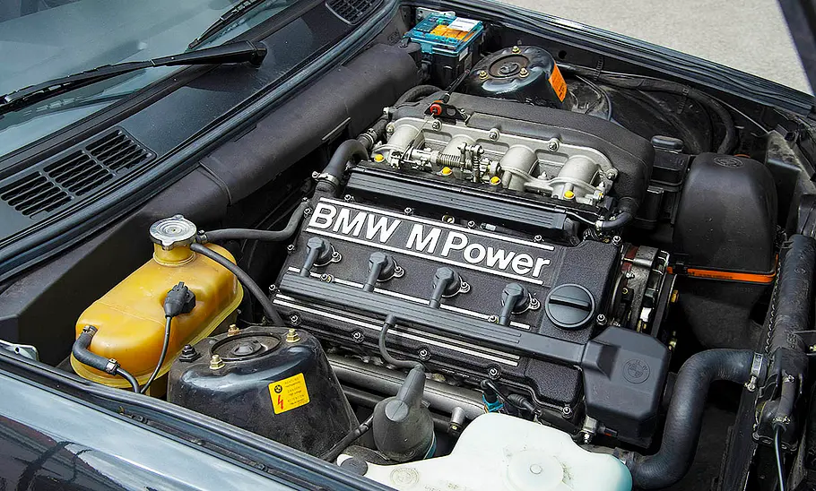 Der Motor des BMW 320is.