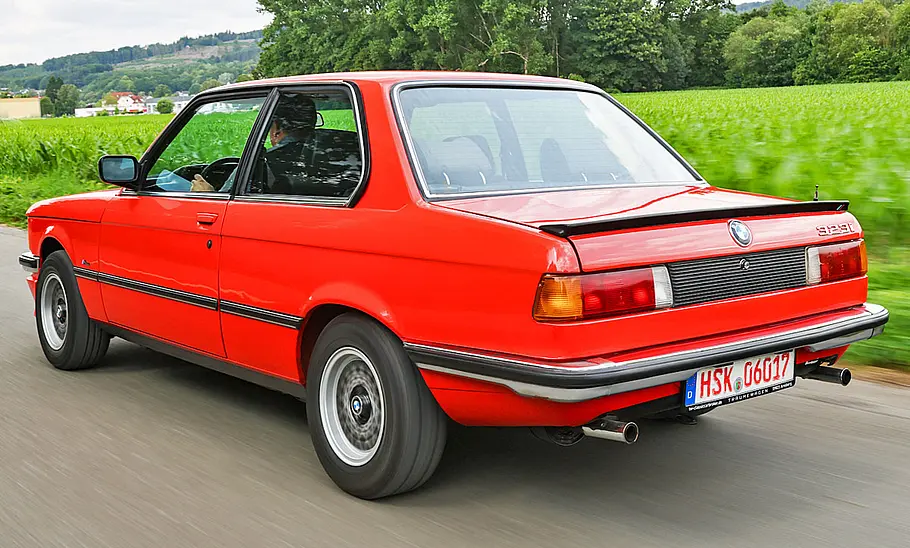 Der BMW 3er (E21) fahrend von schräg hinten