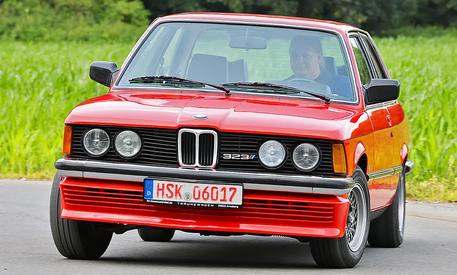 Der BMW 3er (E21) fahrend von vorne