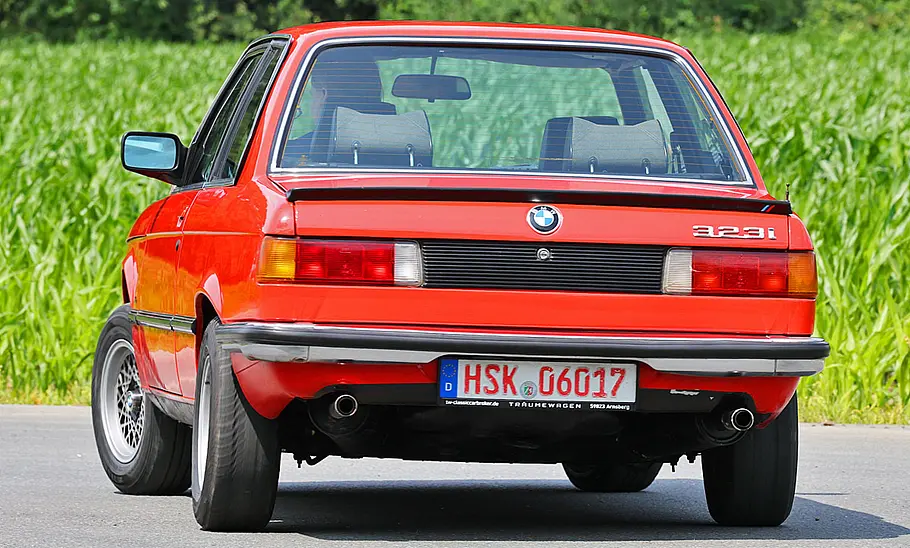 Der BMW 3er (E21) fahrend von hinten