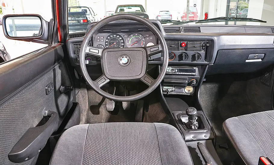Das Cockpit des BMW 3er (E21)