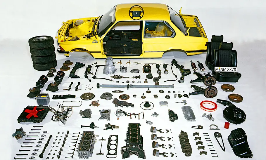 Ein auseinandergebauter BMW 3er (E21)