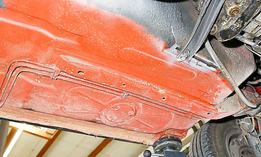 Der Unterboden eines BMW E21.