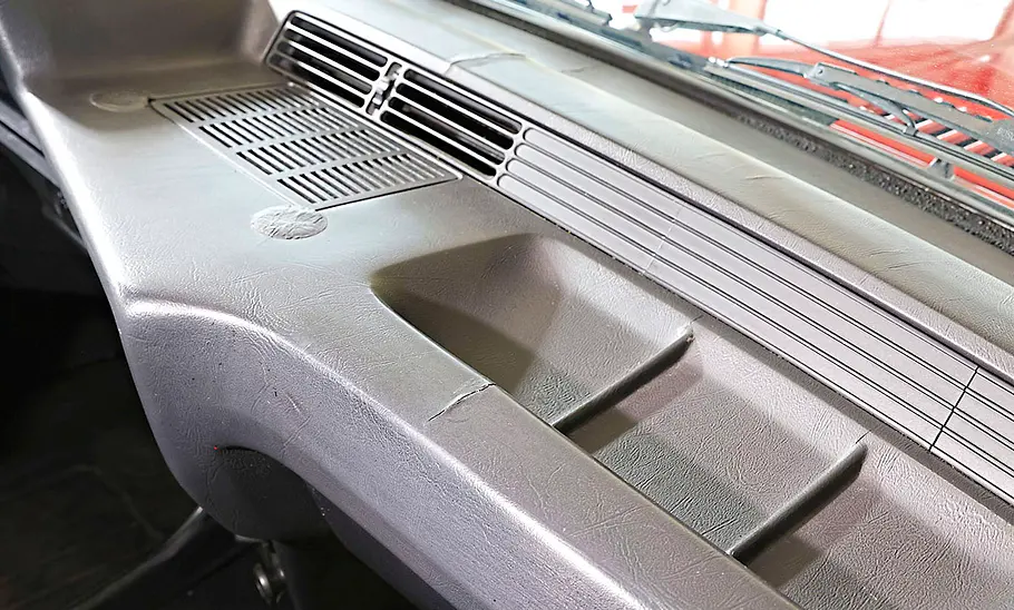 Das Armaturenbrett eines BMW E21.