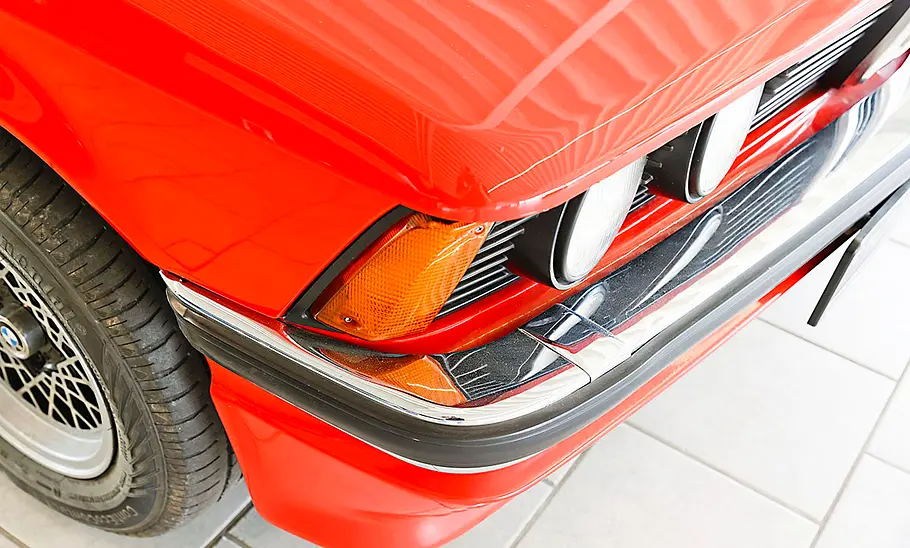 Die Stoßstange vorne eines BMW E21.