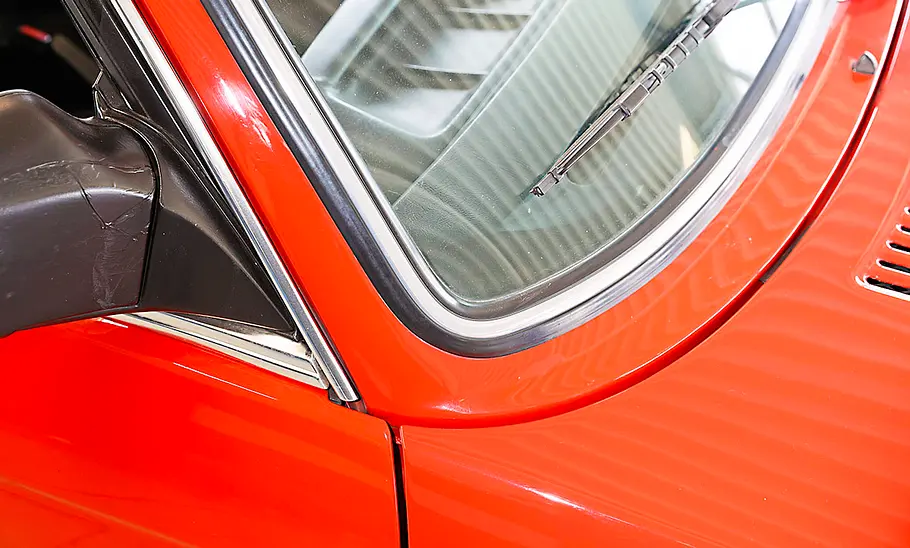 Der Scheibenrahmen vorne eines BMW E21.