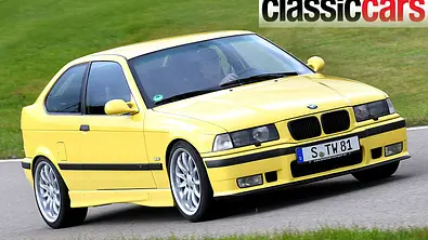 Der BMW E36 Compact fahrend von schräg vorne fotografiert. - Foto: Scoutsource.de