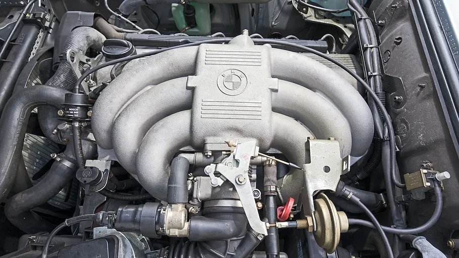 Der Motor des BMW 325iX. 