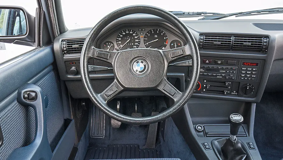 Das Cockpit des BMW 325iX. 