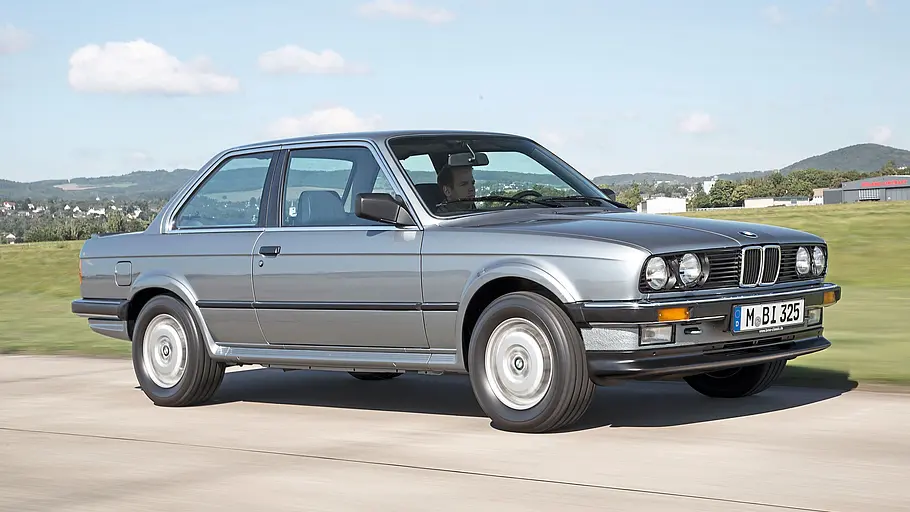 BMW 325iX fahrend von schräg vorne fotografiert. 