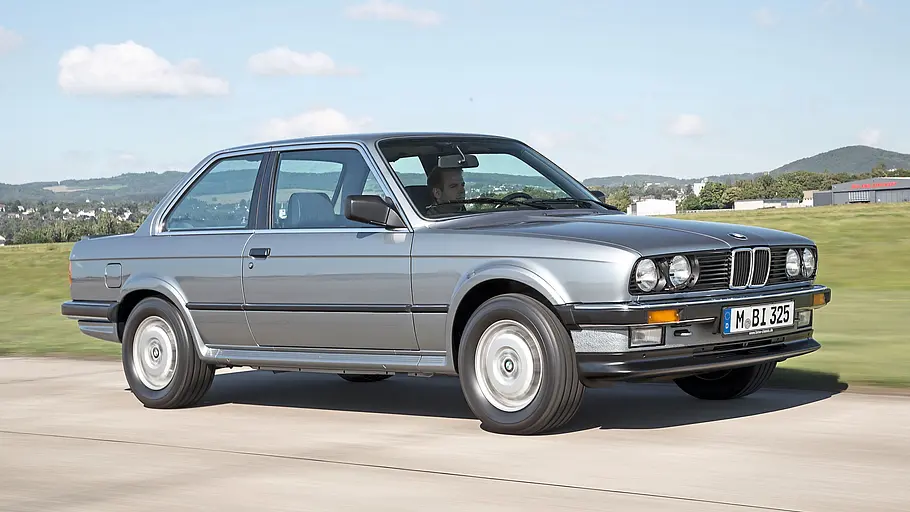 BMW 325iX fahrend von schräg vorne fotografiert. 