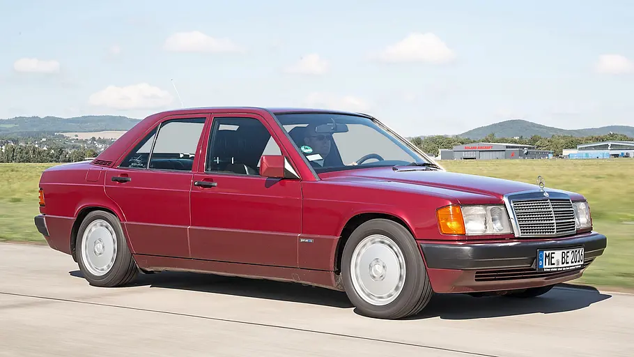 Mercedes 190 E 2.6 fahrend von schräg vorne fotografiert. 