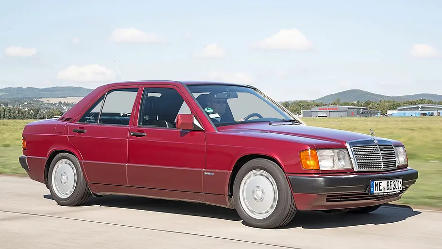 Mercedes 190 E 2.6 fahrend von schräg vorne fotografiert. 