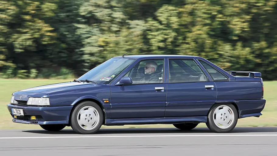 Renault 21 Turbo Allrad fahrend von der Seite fotografiert. 
