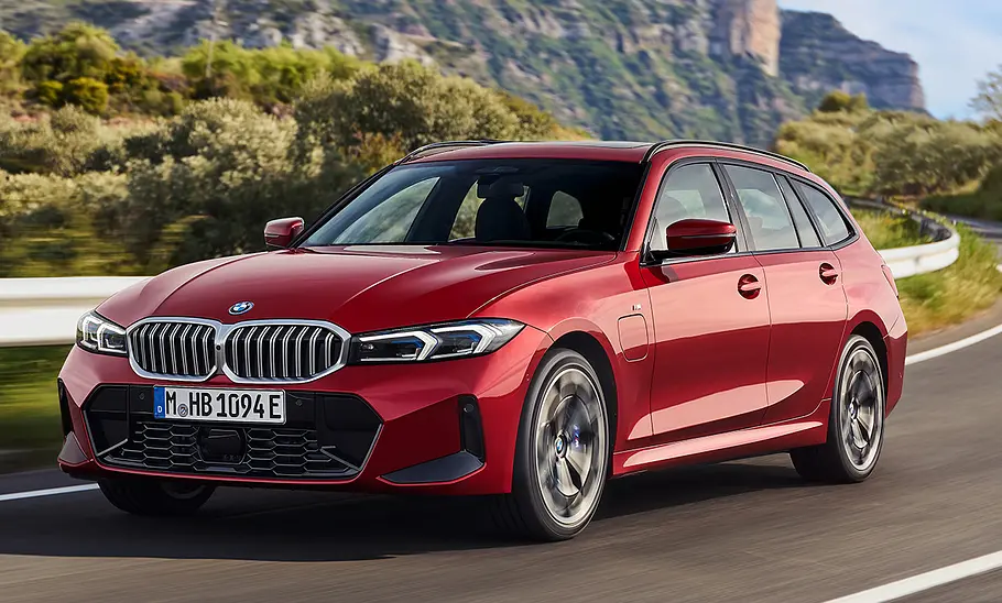 Der BMW 3er Touring fahrend auf einer Straße.