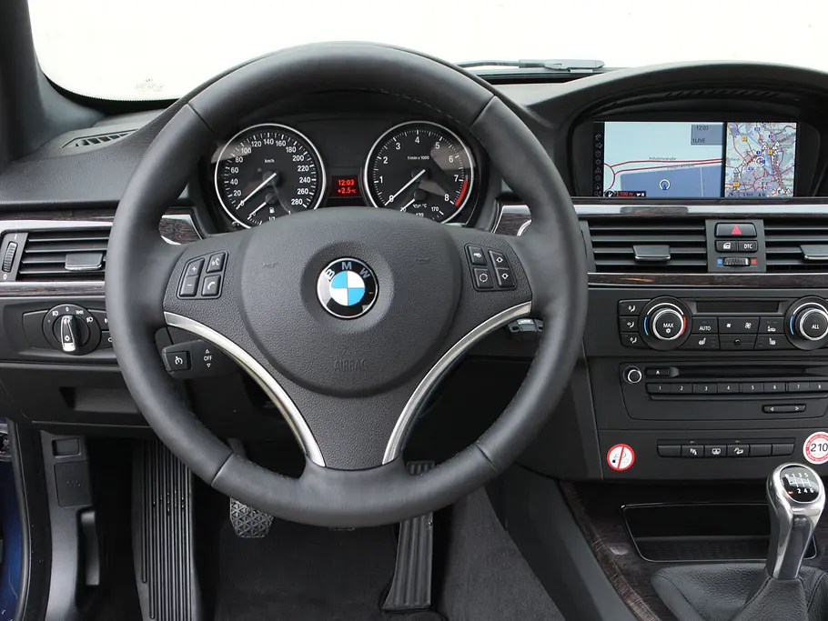 Cockpit des BMW 330i xDrive Coupé