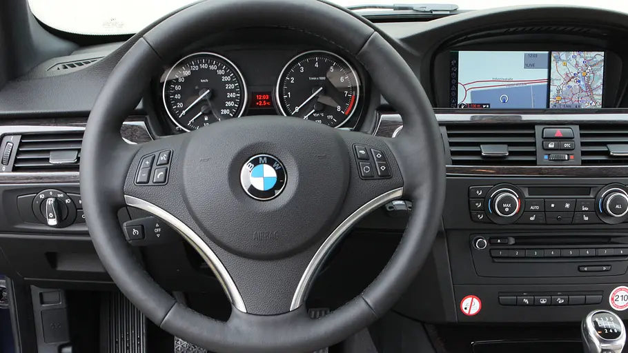 BMW 330i xDrive Coupé Cockpit des BMW 330i xDrive Coupé