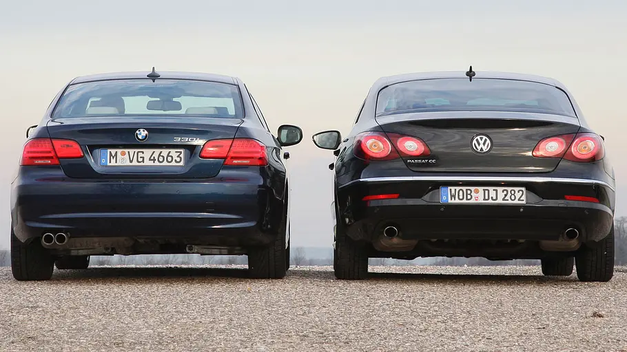 BMW 330i xDrive Coupé/VW Passat CC 3.6 V6 4Motion BMW 330i xDrive Coupé und VW Passat CC 3.6 V6 4Motion stehend von hinten