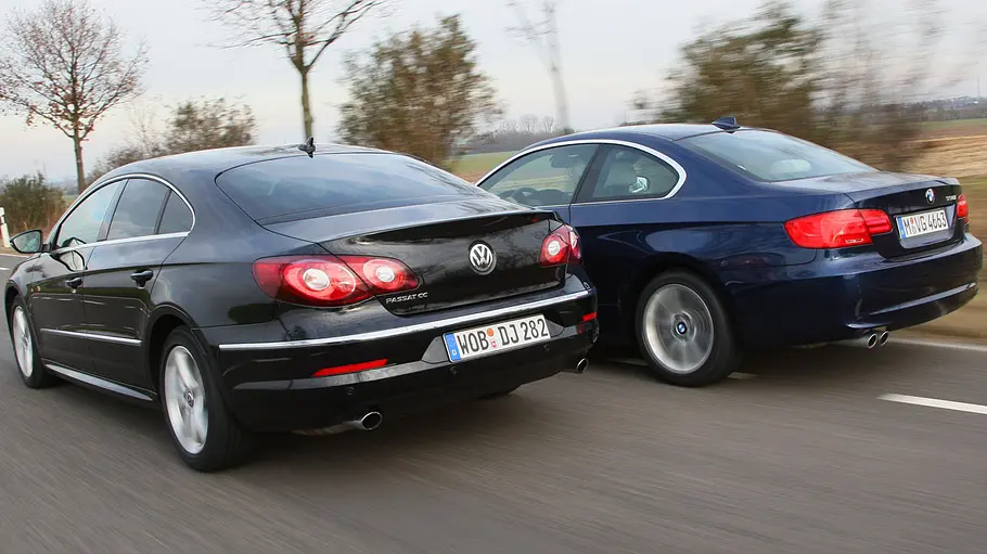 VW Passat CC 3.6 V6 4Motion/BMW 330i xDrive Coupé VW Passat CC 3.6 V6 4Motion und BMW 330i xDrive Coupé fahrend von schräg hinten