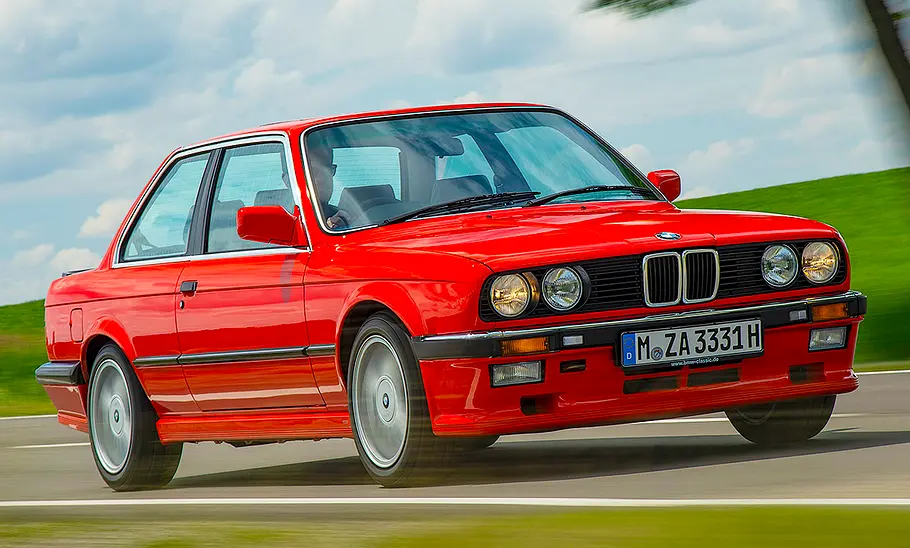 Der BMW 333i fahrend von schräg vorne fotografiert.