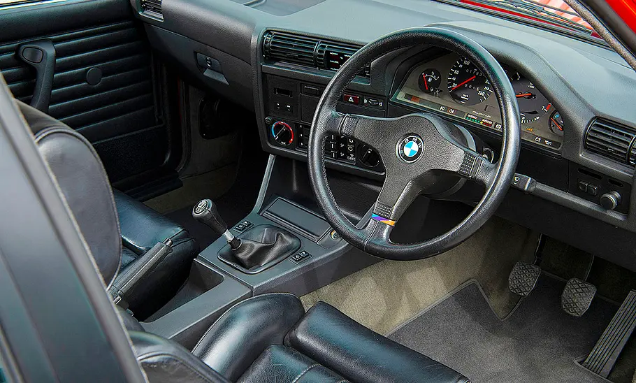 Das Cockpit des BMW 333i.