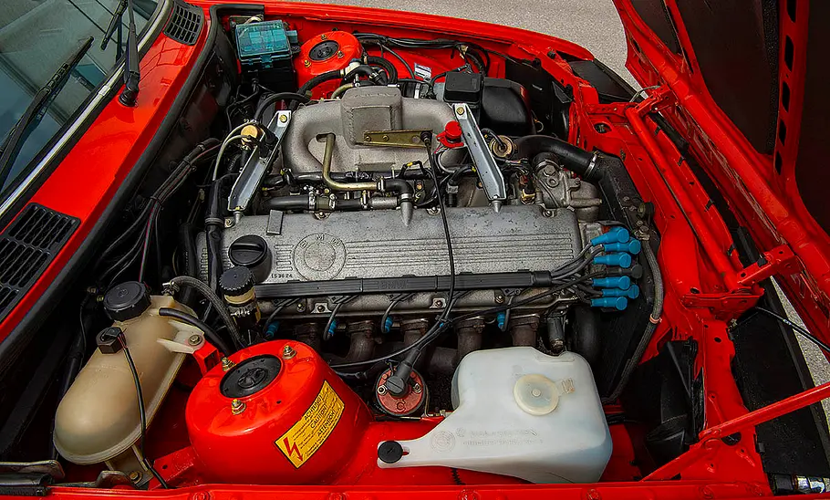 Der Motor des BMW 333i.