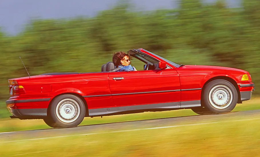 Das BMW 320i Cabrio fahrend seitlich.