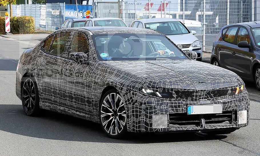 BMW 3er (2026) Blick von schräg vorne auf den Erlkönig des BMW 3er (2026).