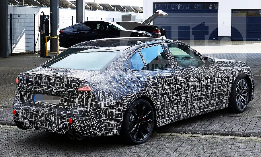 Blick von schräg hinten auf den Erlkönig des BMW 3er (2026).