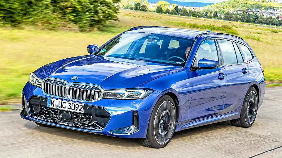 BMW 3er Touring Blick von schräg vorne auf den fahrenden BMW 3er Touring.